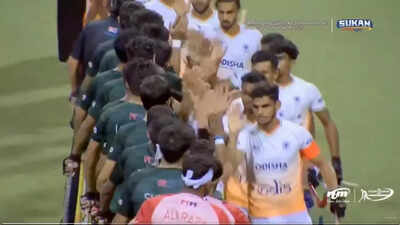 After no handshakes in cricket, India, Pakistan exchange high 5s, pleasantries in hockey – watch video | Hockey News