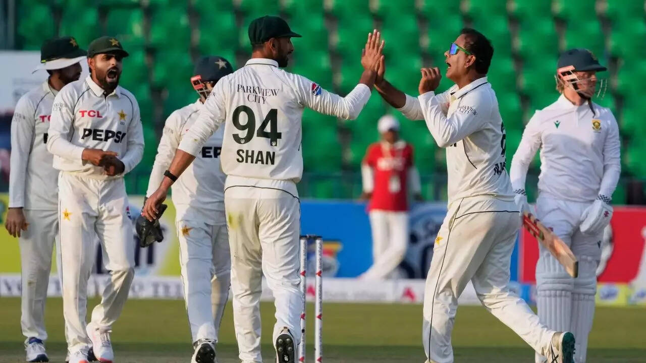 South Africa 226/6 in 70.3 Overs | PAK vs SA Live Score, 1st Test Match Day 3: Pakistan in driver’s seat in Lahore South Africa 226/6 in 70.3 Overs | PAK vs SA Live Score, 1st Test Match Day 3: Pakistan in driver’s seat in Lahore