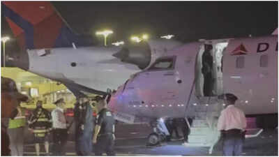 Two Delta planes collide while taxiing at LaGuardia Airport in New York; wing of one plane detached – Video Two Delta planes collide while taxiing at LaGuardia Airport in New York; wing of one plane detached – Video
