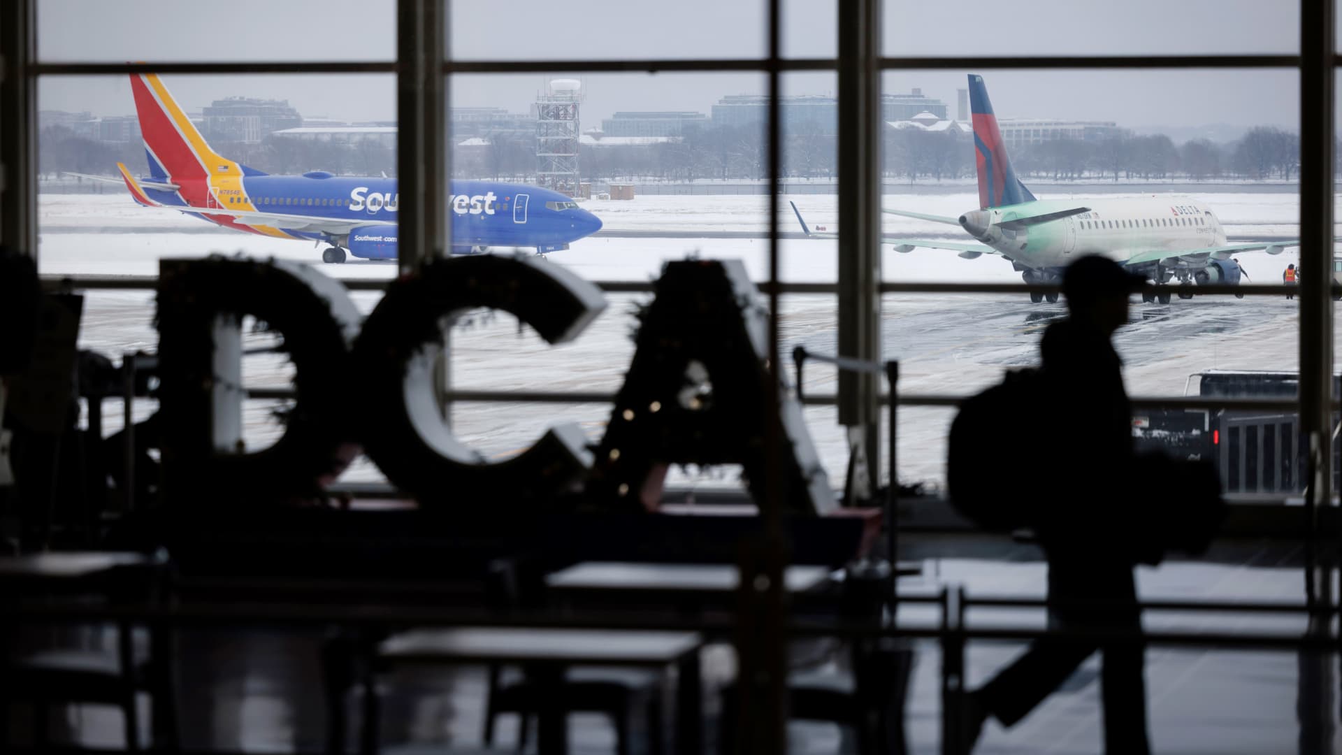 Airlines cancel hundreds of flights as massive winter storm sweeps across U.S.