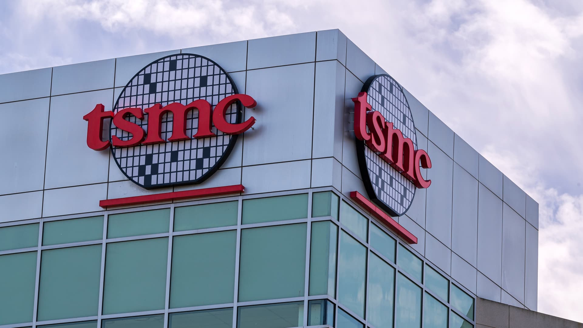 TSMC extends record quarter, profit jumps 35% on robust AI chip demand