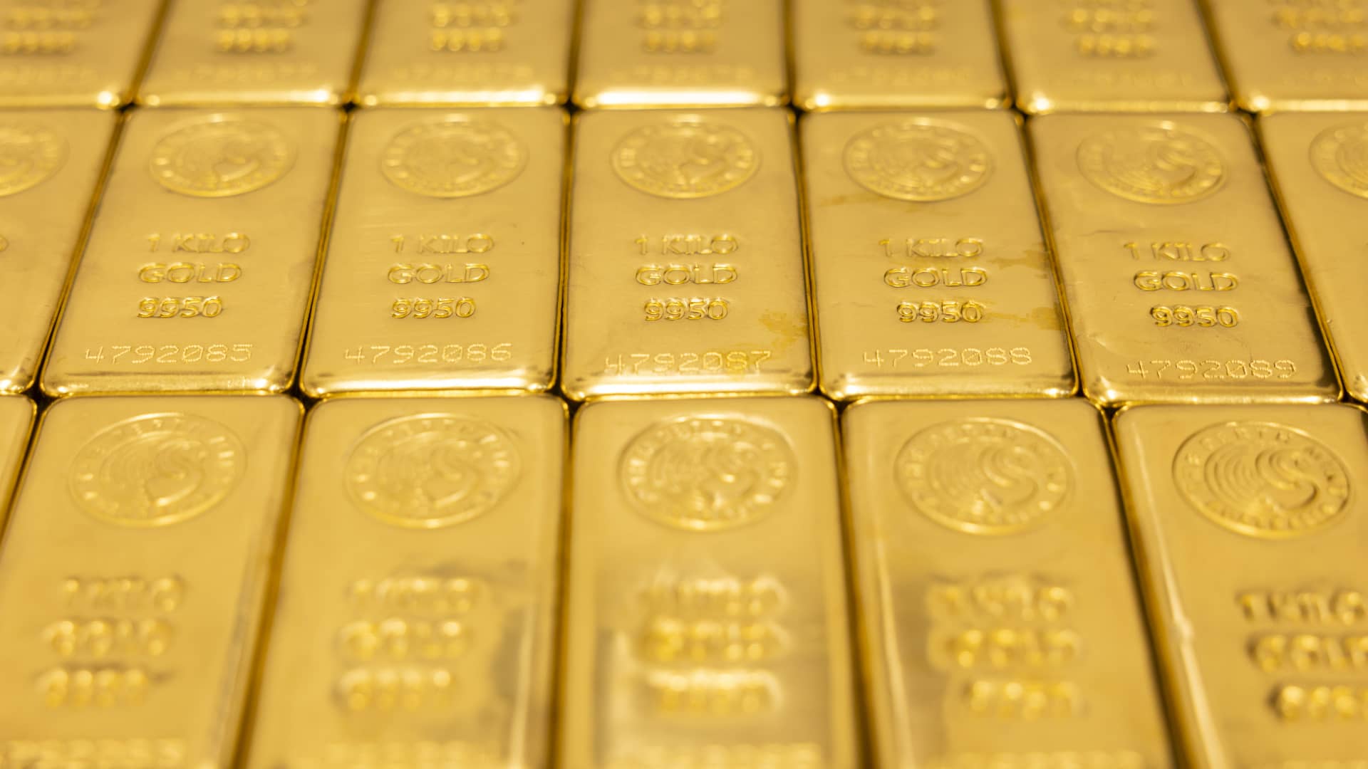 Gold surges past ,000 to a fresh record