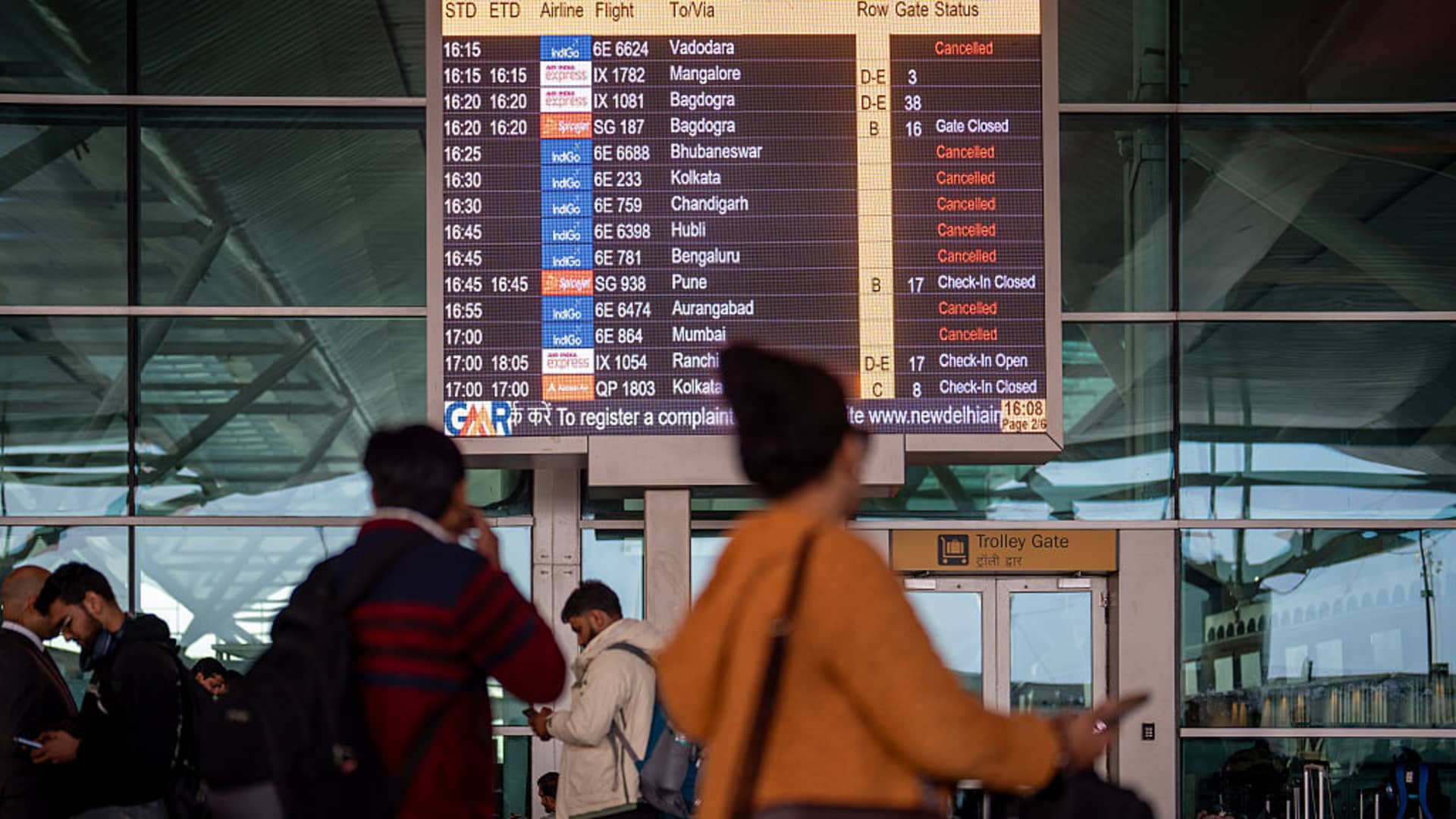 India’s largest airline sees shares drop after earnings plunge 78%