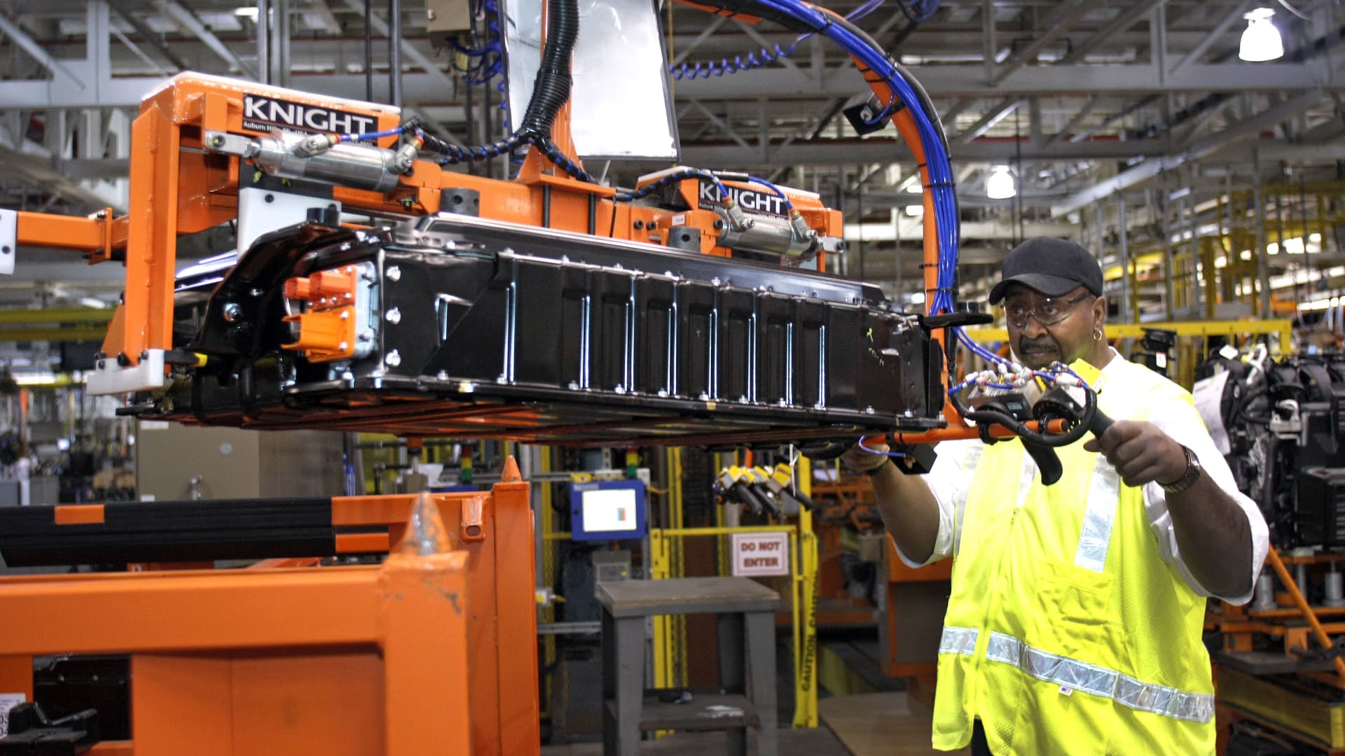 Automakers Ford and GM jump into energy storage, competing with Tesla