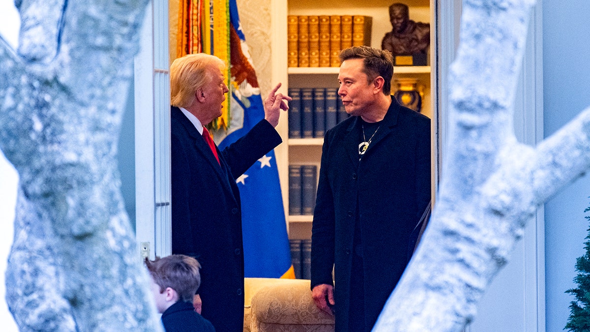 Trump, Elon Musk appear to repair relationship at Mar-a-Lago dinner