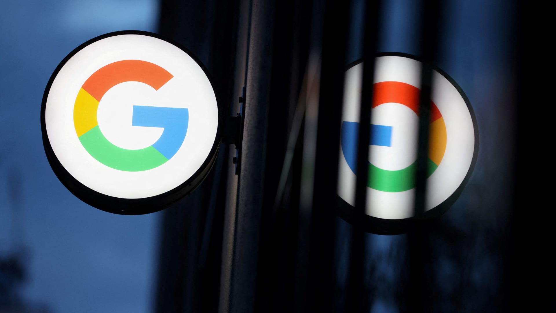 Nearly a thousand Google workers sign letter urging company to divest from ICE, CBP