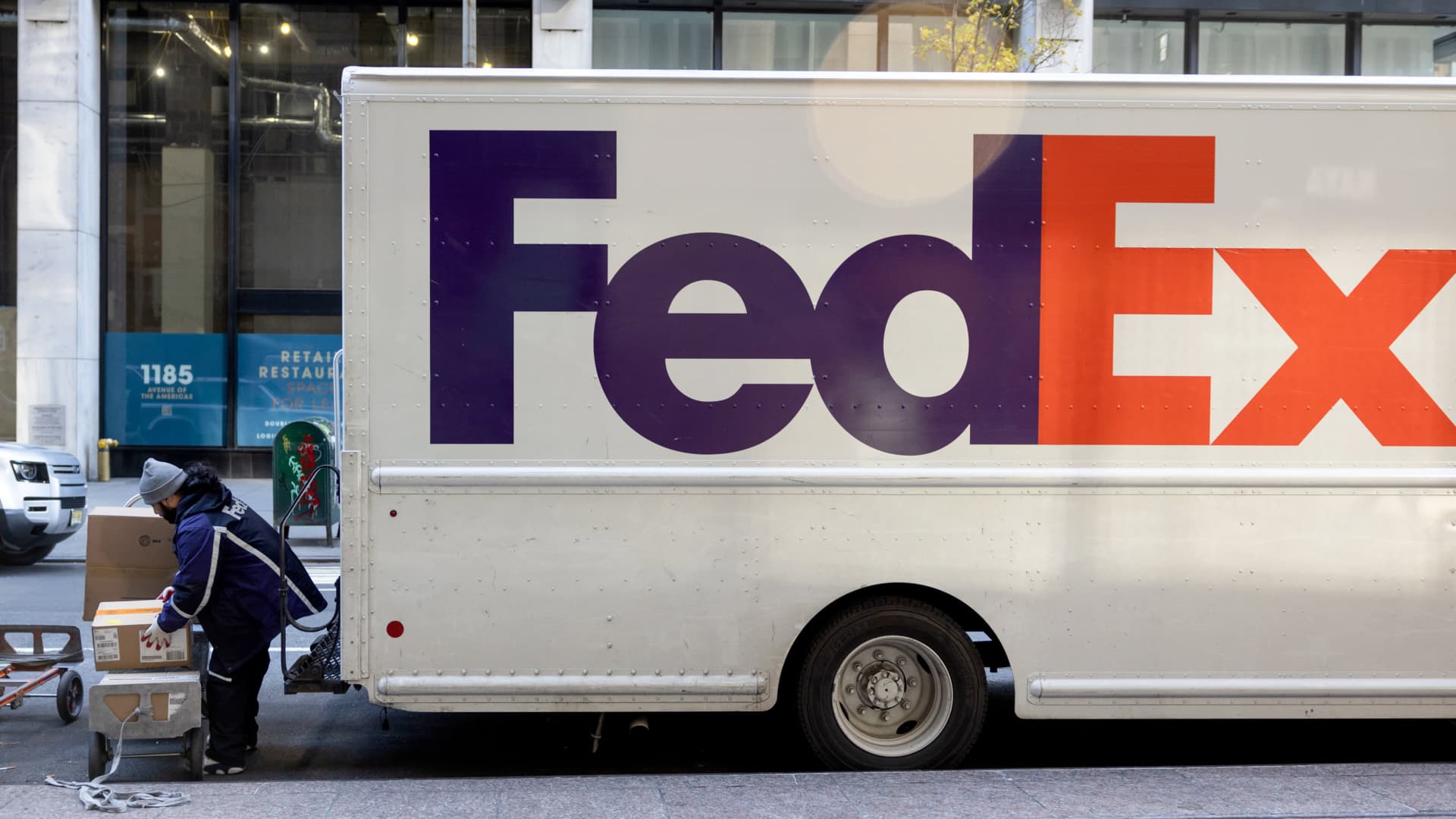 FedEx sues U.S. for refund of Trump tariffs after Supreme Court ruling