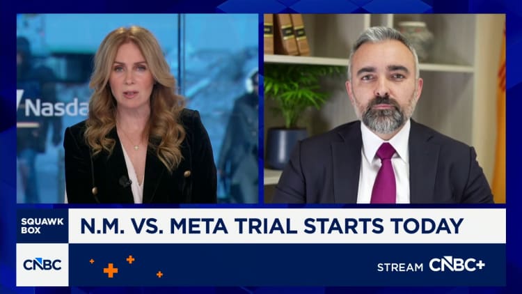 Zuckerberg enters LA court with entourage in Meta Ray-Ban glasses