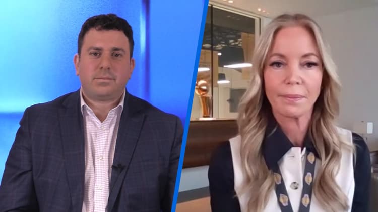 Lakers’ Jeanie Buss says dad would have supported sale to Mark Walter