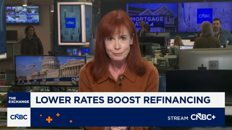 Mortgage rates drop below 6%, matching lowest level since 2022