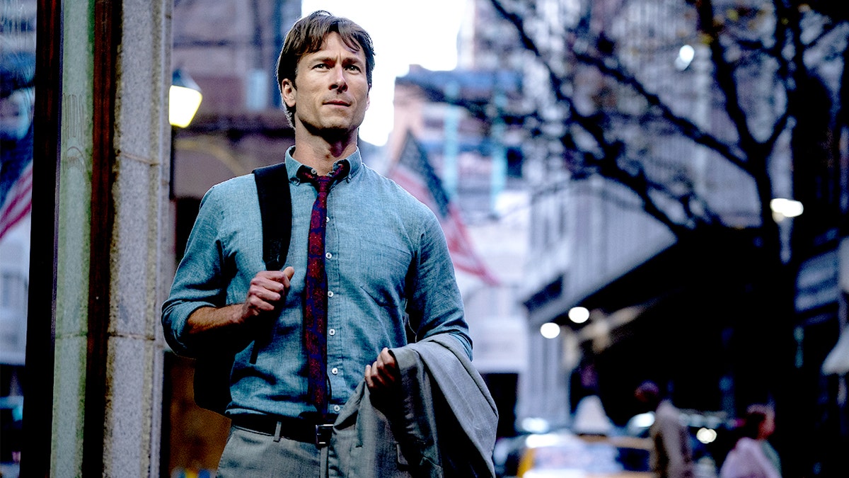 ‘How to Make a Killing’ Review: Glen Powell stars in slick comedic noir