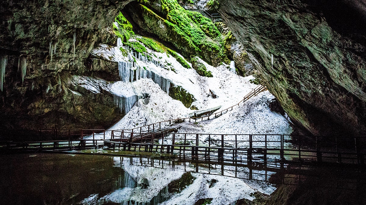 5,000-year-old bacteria from ice cave resistant to modern antibiotics
