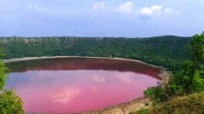 This 50,000-year-old meteor lake in India changes colour, revealing one of India’s most mysterious natural wonders |
