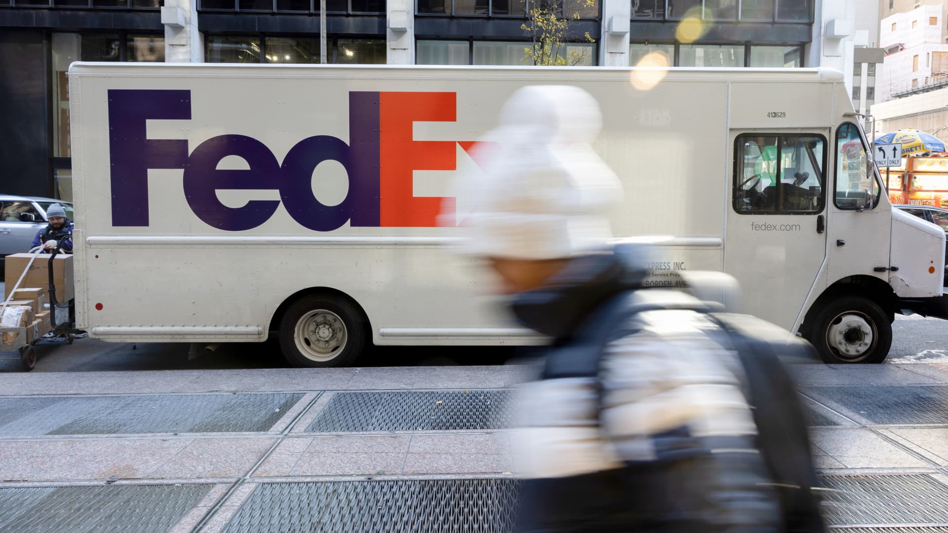 Inside FedEx effort to deliver AI training to over 400,000 workers