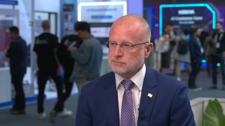 FCC chair tells CNBC WBD-Paramount merger deal ‘cleaner’ than Netflix