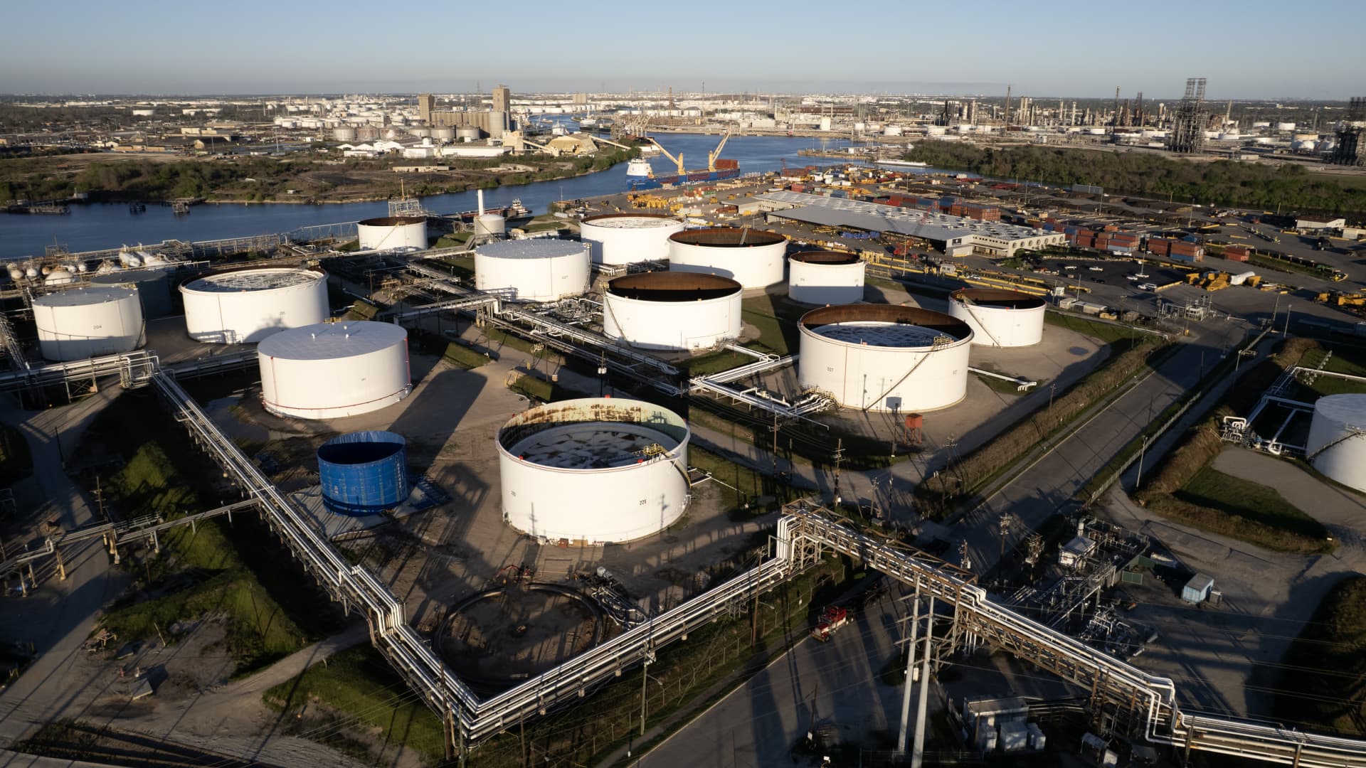 Risk-off trade back on for oil