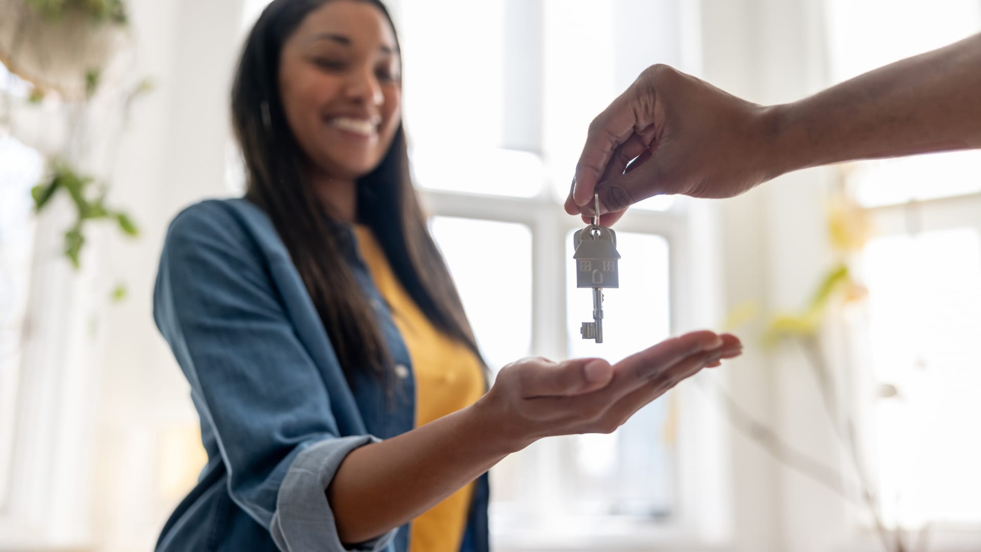 Single women first-time homebuyers’ income beats solo men