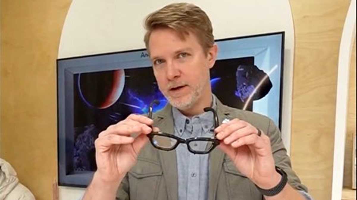 AI-powered smart glasses blur the line between real and fake photos online