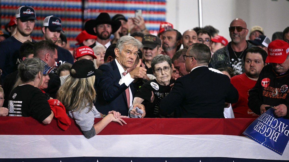 Dr. Oz helps woman who collapsed during Trump speech in Kentucky rally