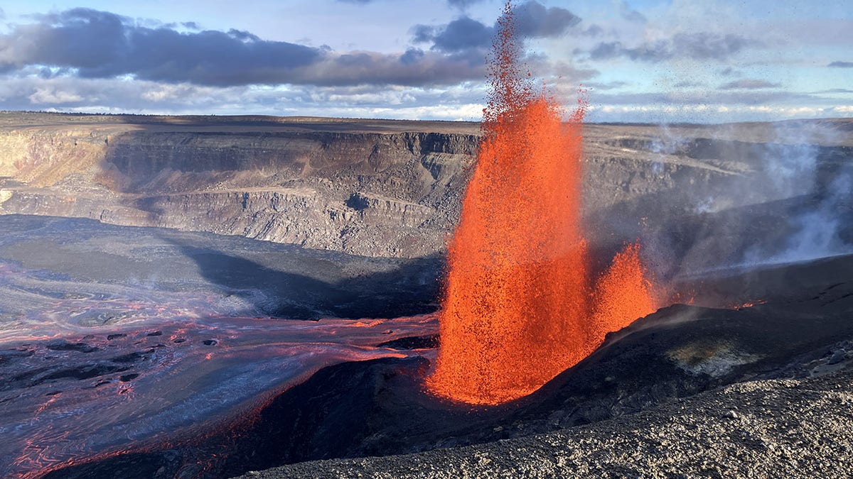 Kilauea volcano eruption reaches 1,000 feet, forces park closures