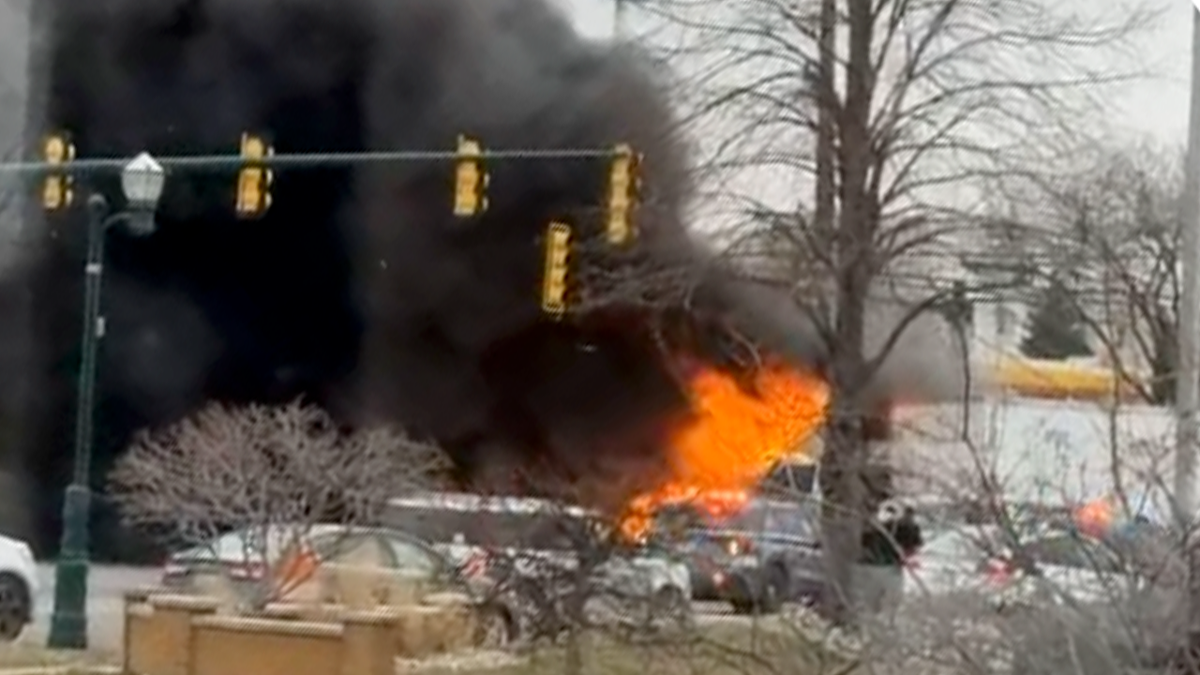 Four Michigan police officers injured while rescuing 5 people from fiery crash