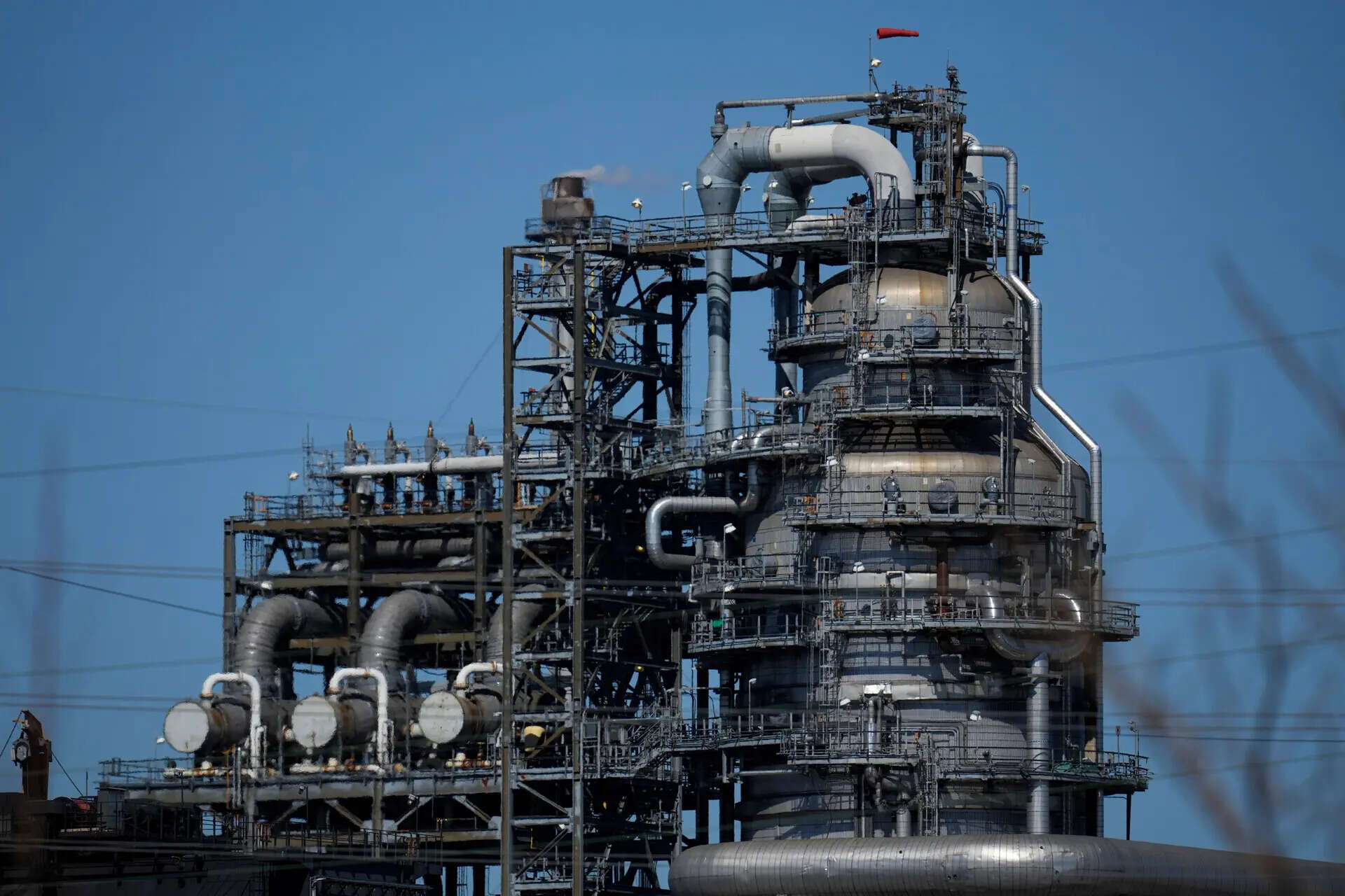 Iran says oil blockade will continue until US–Israel attacks end; targets Gulf energy sites