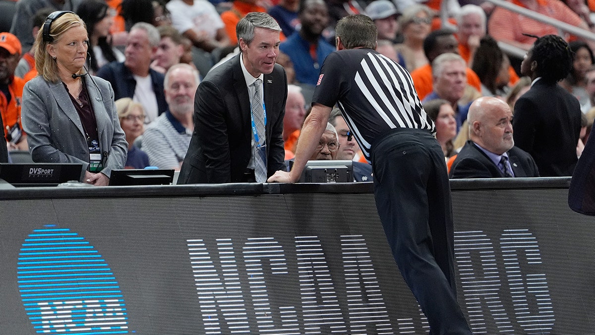 Buzzer malfunction sparks delay in Illinois-Iowa Elite Eight matchup