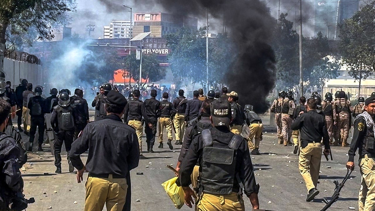 Anti-American protests turn deadly at U.S. Consulate in Karachi, Pakistan