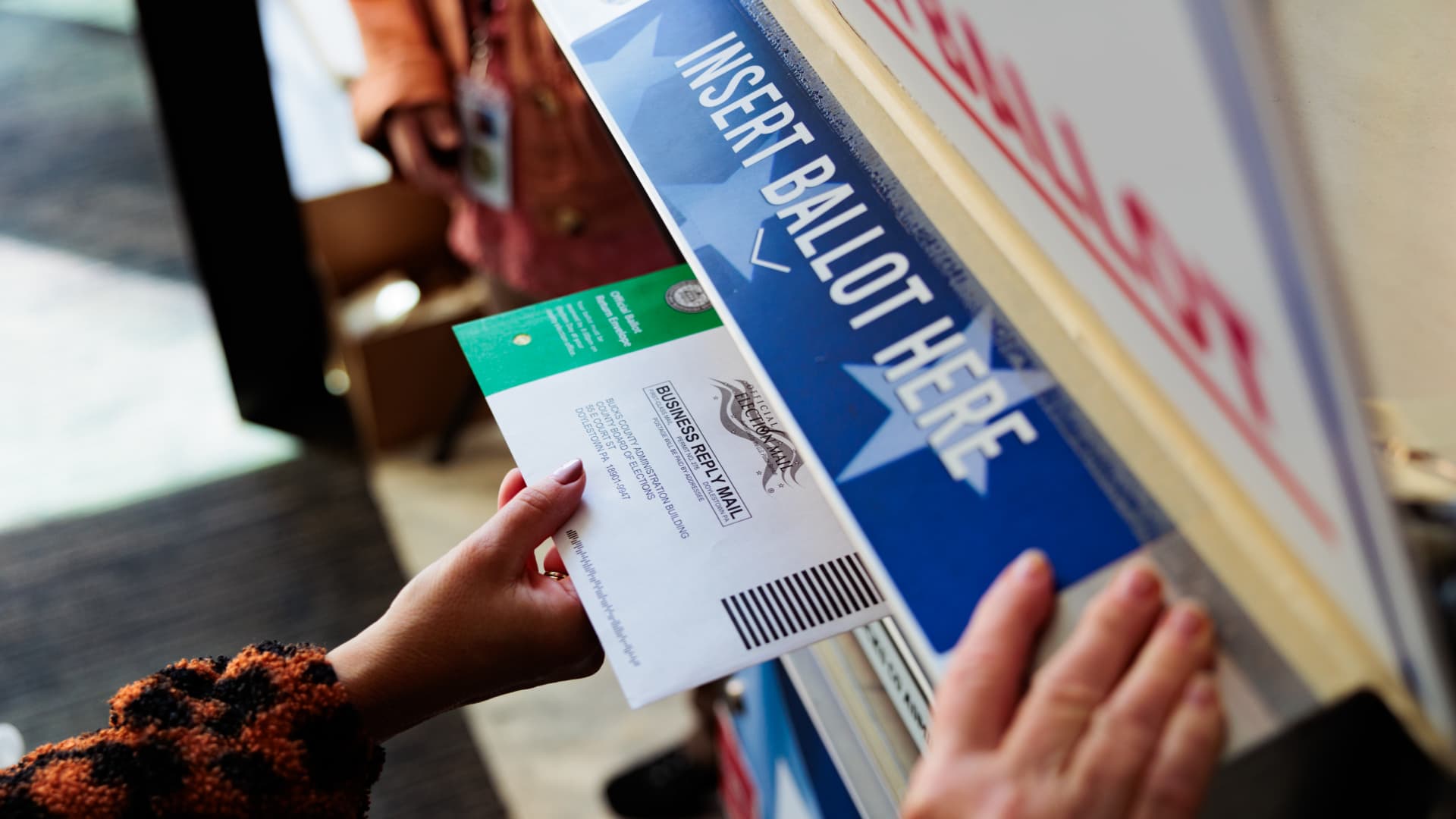 Trump signs executive order limiting mail-in voting