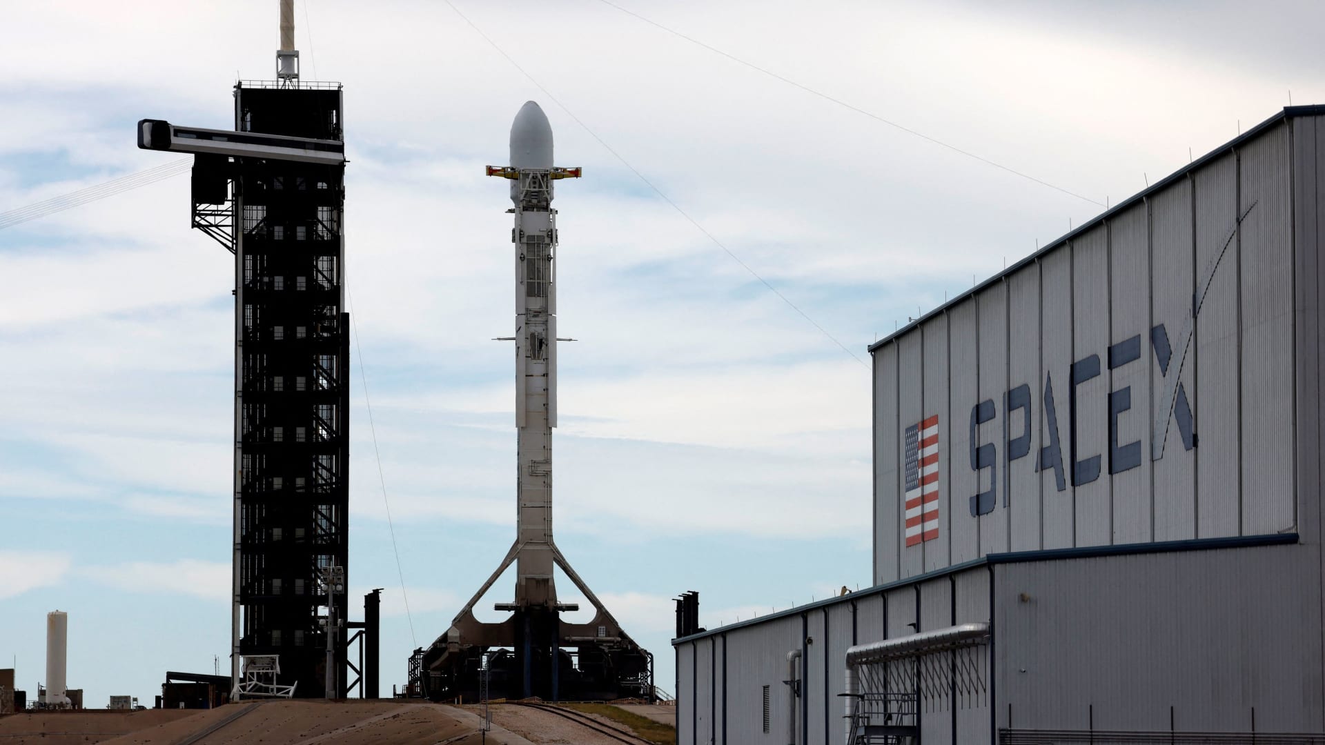 SpaceX lines up 21 banks for mega IPO, code-named project Apex