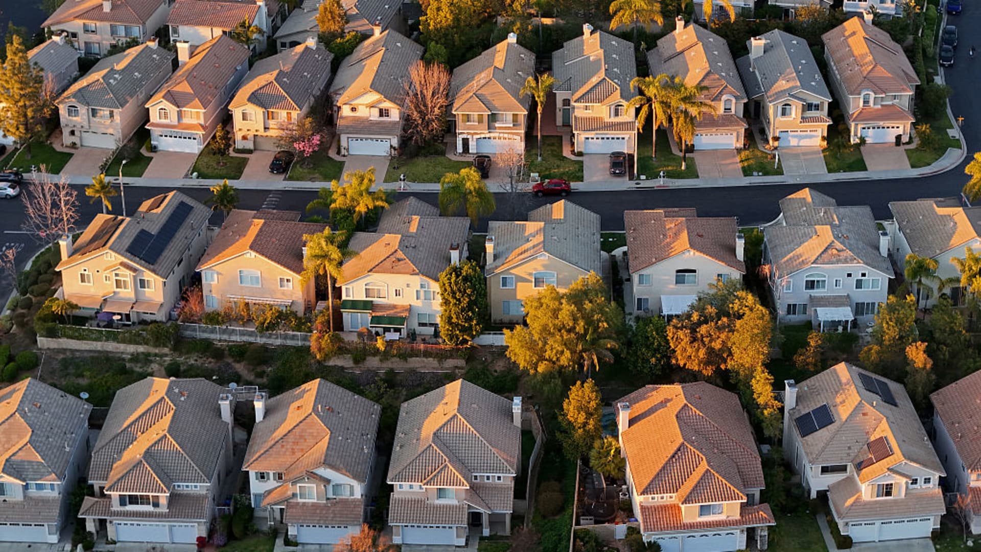 Mortgage applications rise as rates fall to one-month low