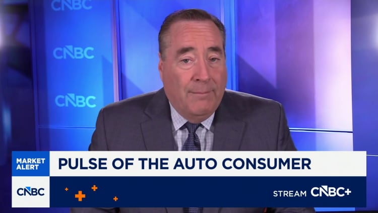 Car loan terms stretch as vehicle prices remain high