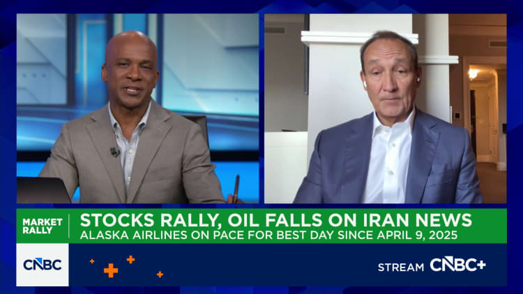 American Airlines down after company dismisses United megamerger talk