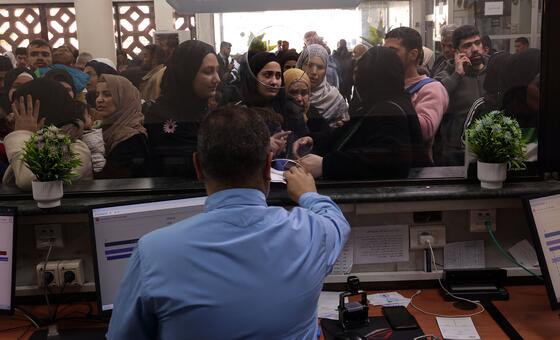 Syria: Hundreds of thousands flee Lebanon, vital food aid blocked