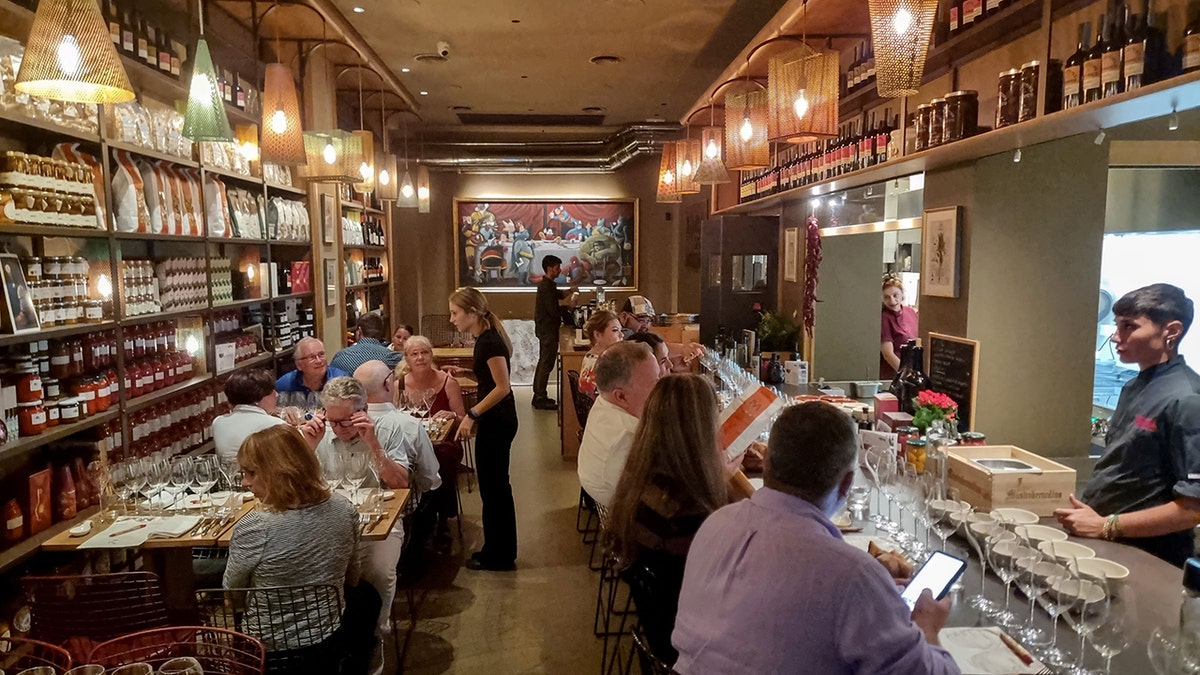 US bars and restaurants are pushing a growing phone-free dining trend