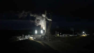 SpaceX launches Falcon 9 visible across San Diego skies deploying 25 Starlink satellites to orbit |